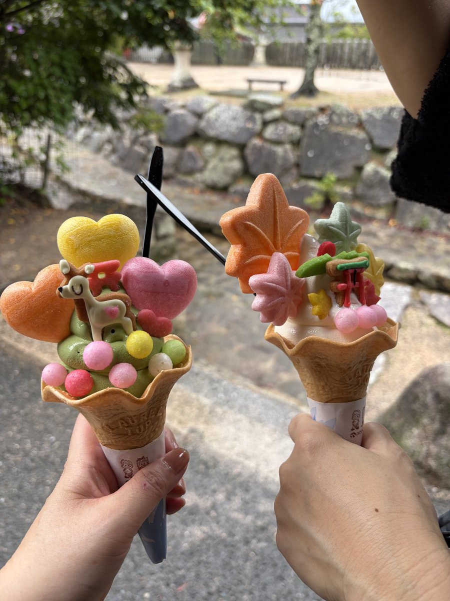 Hydrangea680's tweet photo. 何年ぶりかに会うお友達と何年ぶりかの宮島⛩️🦌
あいにくの雨だったけど楽しかった🍦
宮島も新しいお店が増えてたり、りらっくま茶房のカフェなくなってたり…。
KAT−TUNきっかけで出逢ったお友達とこうして今も繋がれて素敵なご縁に恵まれたなぁと思ってます☘️✨️ https://t.co/NCDM0eKbuy