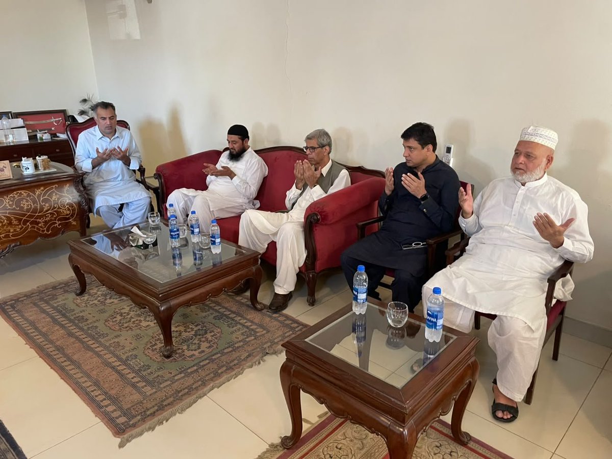 Raashidbvirk's tweet photo. کینٹ: سابقہ ایم این اے چوہدری عابد رضا کوٹلہ نے میجر (ر) الطاف چیمہ کے دفتر میں راشد بشیر ورک سے ملاقات کی اور ان کے والد، مرحوم محمود بشیر ورک، کے انتقال پر اظہارِ تعزیت کیا۔ انہوں نے مرحوم کے درجاتِ بلندی اور اہلِ خانہ کے لیے صبرِ جمیل کی دعا کی۔ https://t.co/Q1imYIKKL6