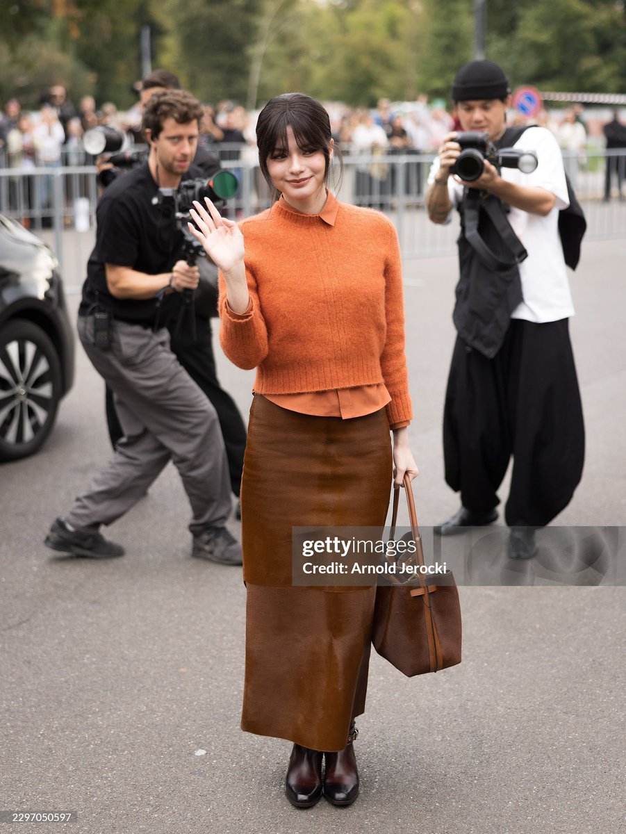 engagementbecky's tweet photo. A Embaixadora da Tod’s, Becky Armstrong, no desfile da coleção SS27, registrada pelas lentes da Getty Images e da IMAGO. 🧡✨🇮🇹

#BeckyxMFWTodsSS27 #beckysangels
#BeckyArmstrong #Tods #TodsSS27 #MilanFashionWeek #TodsxBecky @Tods https://t.co/jjnUqGXJkc