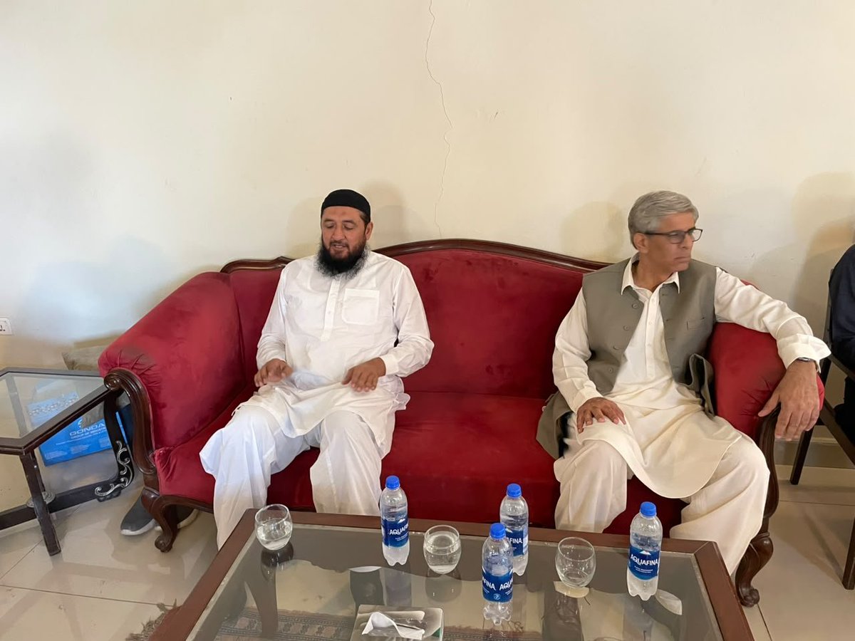Raashidbvirk's tweet photo. کینٹ: سابقہ ایم این اے چوہدری عابد رضا کوٹلہ نے میجر (ر) الطاف چیمہ کے دفتر میں راشد بشیر ورک سے ملاقات کی اور ان کے والد، مرحوم محمود بشیر ورک، کے انتقال پر اظہارِ تعزیت کیا۔ انہوں نے مرحوم کے درجاتِ بلندی اور اہلِ خانہ کے لیے صبرِ جمیل کی دعا کی۔ https://t.co/Q1imYIKKL6