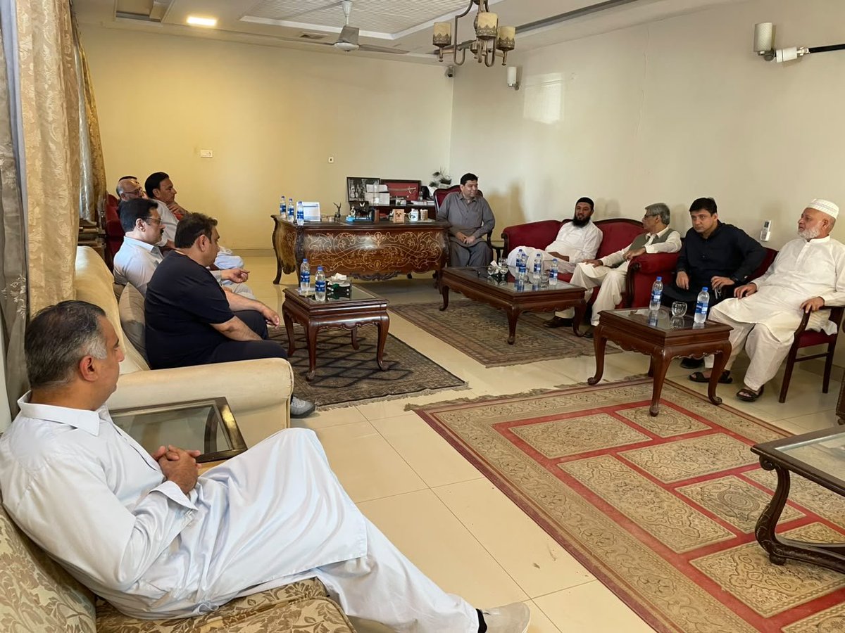 Raashidbvirk's tweet photo. کینٹ: سابقہ ایم این اے چوہدری عابد رضا کوٹلہ نے میجر (ر) الطاف چیمہ کے دفتر میں راشد بشیر ورک سے ملاقات کی اور ان کے والد، مرحوم محمود بشیر ورک، کے انتقال پر اظہارِ تعزیت کیا۔ انہوں نے مرحوم کے درجاتِ بلندی اور اہلِ خانہ کے لیے صبرِ جمیل کی دعا کی۔ https://t.co/Q1imYIKKL6