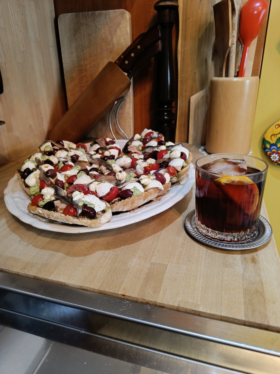 LucaLF65's tweet photo. Il mio omaggio al #NegroniWeek 26
Lo Scuro🥃
A Campari,gin e vermouth rosso,ho aggiunto mix di Calvados Drouin e liquore all'ananas Briotett,per 6 gg dove ha rilasciato i suoi umori un
Toscanello 🔴
🥖Ciabattine integrali alla Mediterranea.
( Nei commenti come le ho preparate ) https://t.co/v7spMzoa8m