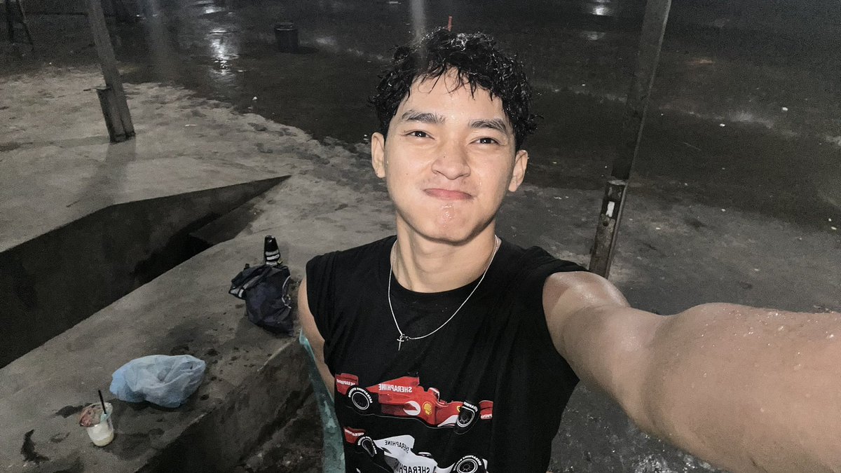 arfevnn's tweet photo. akhirnya bisa mandi hujan lagii https://t.co/UFsPJvtho2