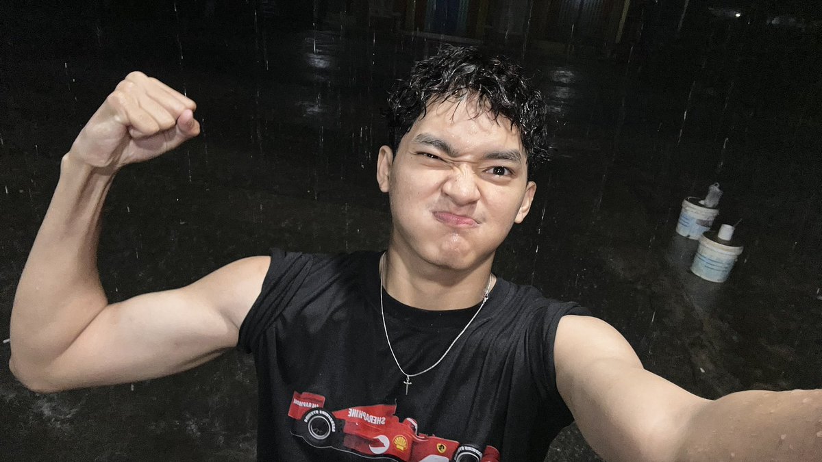 arfevnn's tweet photo. akhirnya bisa mandi hujan lagii https://t.co/UFsPJvtho2