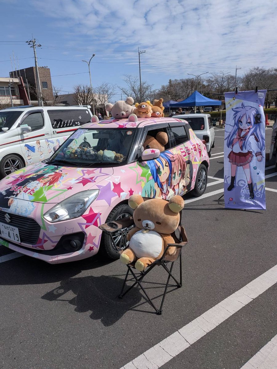 kantoryija58770's tweet photo. 車両駐車スペースについて

痛車参加者の駐車スペースは、エントリー台数に応じて区画を調整いたします。

基本的には、1台につき専用スペースを確保するのではなく、
1エントリーあたり2～4台分程度の駐車スペースを使用できるよう、全体の台数を見ながらレイアウトを調整する予定です。

展示車両のサイズや仕様、エントリー台数によっては、区画の広さが変更となる場合がありますので、あらかじめご了承ください。

参加台数が確定次第、会場全体のバランスを考慮してレイアウトを決定し、改めてご案内いたします。

できるだけ参加者の皆さまが車両を展示しやすく、交流・撮影もしやすいスペースを確保できるよう調整いたします！

展示物参考画像提供：クマクマさん