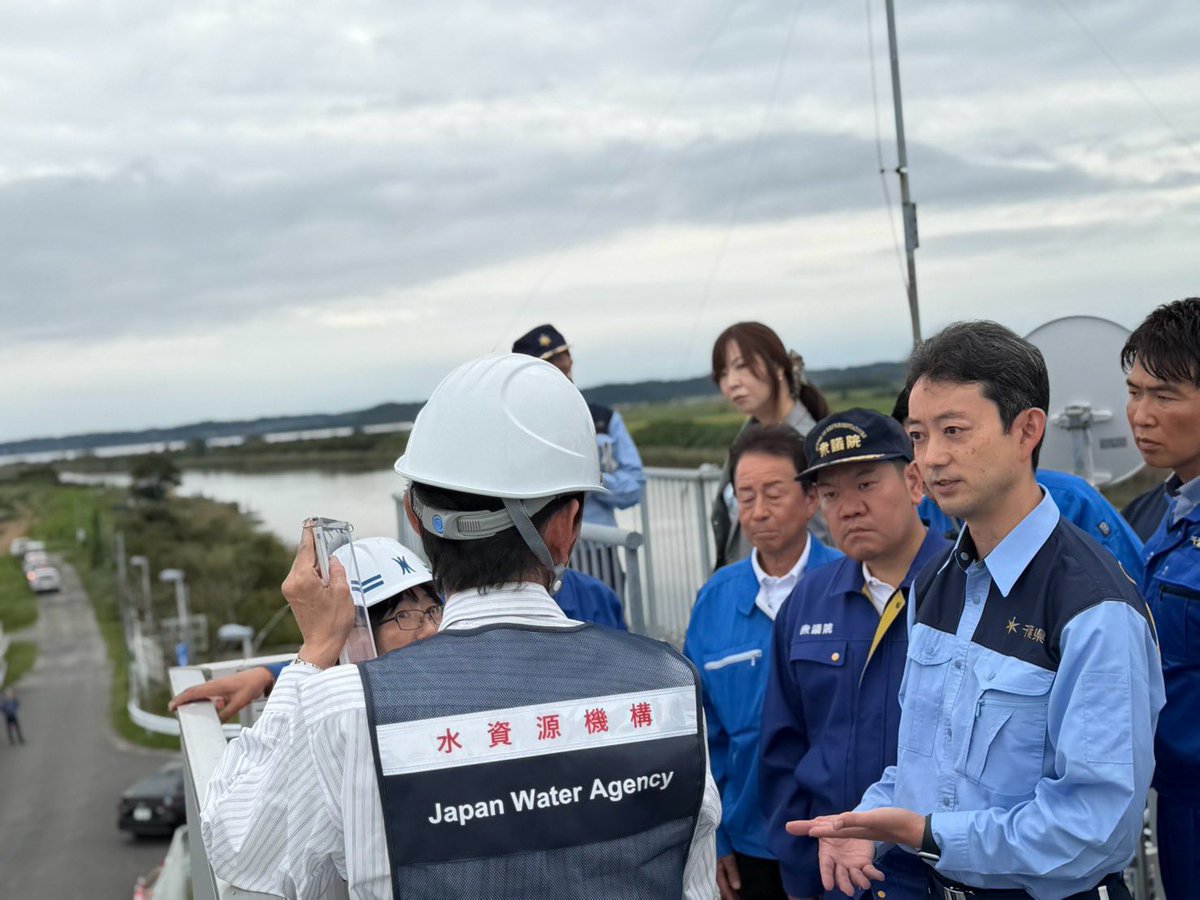 hisato_tamiya's tweet photo. 印旛沼の治水対策を視察
台風26号への備えと被災者支援の改善を

本日、熊谷知事@kumagai_chiba 、流域の市町長、県議の皆さんとともに、印旛沼の治水対策と今回の災害からの復旧状況を視察しました。

まずは、接近する台風26号への備えです。

被災した河川や施設の応急復旧を急ぐとともに、崖崩れなど二次災害の危険が残る箇所について、国土交通省のTEC-FORCEを最大限活用していただきたいと改めてお願いしました。

住宅などに危険が及ぶ場合には、民有地であっても派遣要請をためらわず、国につないでいただきたいとお伝えしています。

また、被災者の生活再建についても、同じ床上浸水50cmでも、一か月余りの間に繰り返し被災した住宅や、長時間浸水した住宅では被害の実態が大きく異なります。

こうした実情が支援にしっかり反映されるよう、今回の災害での柔軟な対応を求めるとともに、住家の被害認定や応急修理、被災者生活再建支援制度についても、今後の改善につなげていきます。

そして今回の災害を、印旛沼流域全体の治水を改めて考える契機にしなければなりません。

熊谷知事からも、私たちが職責を担っている今、この豪雨災害が起きたことを一つの契機として、ともに印旛沼の将来を考えていこうとのお話がありました。

まずは台風26号に備え、目の前の応急復旧と二次災害の防止に全力を尽くす。

その上で、河川、排水機場、印旛沼を流域全体で捉え、これからの豪雨に耐えられる「令和の印旛沼改修」をどう進めていくのか。

国・県・流域市町と一緒に、具体化していきます。

#印旛沼 #台風25号 #災害復旧