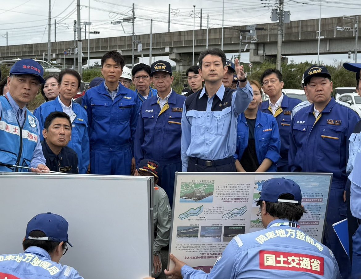 hisato_tamiya's tweet photo. 印旛沼の治水対策を視察
台風26号への備えと被災者支援の改善を

本日、熊谷知事@kumagai_chiba 、流域の市町長、県議の皆さんとともに、印旛沼の治水対策と今回の災害からの復旧状況を視察しました。

まずは、接近する台風26号への備えです。

被災した河川や施設の応急復旧を急ぐとともに、崖崩れなど二次災害の危険が残る箇所について、国土交通省のTEC-FORCEを最大限活用していただきたいと改めてお願いしました。

住宅などに危険が及ぶ場合には、民有地であっても派遣要請をためらわず、国につないでいただきたいとお伝えしています。

また、被災者の生活再建についても、同じ床上浸水50cmでも、一か月余りの間に繰り返し被災した住宅や、長時間浸水した住宅では被害の実態が大きく異なります。

こうした実情が支援にしっかり反映されるよう、今回の災害での柔軟な対応を求めるとともに、住家の被害認定や応急修理、被災者生活再建支援制度についても、今後の改善につなげていきます。

そして今回の災害を、印旛沼流域全体の治水を改めて考える契機にしなければなりません。

熊谷知事からも、私たちが職責を担っている今、この豪雨災害が起きたことを一つの契機として、ともに印旛沼の将来を考えていこうとのお話がありました。

まずは台風26号に備え、目の前の応急復旧と二次災害の防止に全力を尽くす。

その上で、河川、排水機場、印旛沼を流域全体で捉え、これからの豪雨に耐えられる「令和の印旛沼改修」をどう進めていくのか。

国・県・流域市町と一緒に、具体化していきます。

#印旛沼 #台風25号 #災害復旧