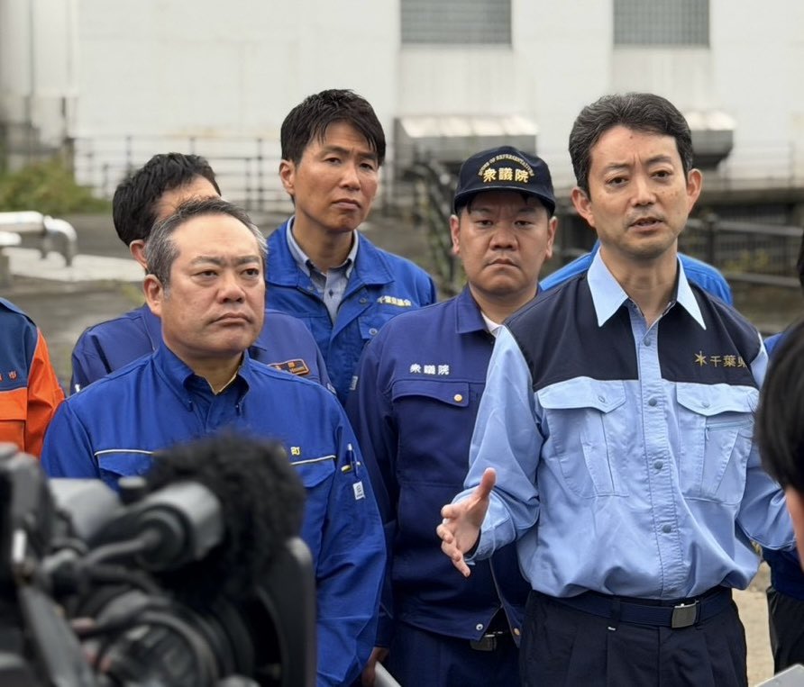 hisato_tamiya's tweet photo. 印旛沼の治水対策を視察
台風26号への備えと被災者支援の改善を

本日、熊谷知事@kumagai_chiba 、流域の市町長、県議の皆さんとともに、印旛沼の治水対策と今回の災害からの復旧状況を視察しました。

まずは、接近する台風26号への備えです。

被災した河川や施設の応急復旧を急ぐとともに、崖崩れなど二次災害の危険が残る箇所について、国土交通省のTEC-FORCEを最大限活用していただきたいと改めてお願いしました。

住宅などに危険が及ぶ場合には、民有地であっても派遣要請をためらわず、国につないでいただきたいとお伝えしています。

また、被災者の生活再建についても、同じ床上浸水50cmでも、一か月余りの間に繰り返し被災した住宅や、長時間浸水した住宅では被害の実態が大きく異なります。

こうした実情が支援にしっかり反映されるよう、今回の災害での柔軟な対応を求めるとともに、住家の被害認定や応急修理、被災者生活再建支援制度についても、今後の改善につなげていきます。

そして今回の災害を、印旛沼流域全体の治水を改めて考える契機にしなければなりません。

熊谷知事からも、私たちが職責を担っている今、この豪雨災害が起きたことを一つの契機として、ともに印旛沼の将来を考えていこうとのお話がありました。

まずは台風26号に備え、目の前の応急復旧と二次災害の防止に全力を尽くす。

その上で、河川、排水機場、印旛沼を流域全体で捉え、これからの豪雨に耐えられる「令和の印旛沼改修」をどう進めていくのか。

国・県・流域市町と一緒に、具体化していきます。

#印旛沼 #台風25号 #災害復旧