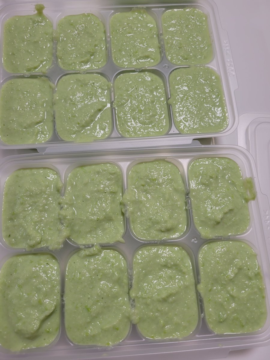 y75188743's tweet photo. 帰宅して10分で子供の朝ごはんになる枝豆ポタージュ作成🥺
その後、晩御飯の豚バラと山芋のバタポン炒め完成✨
作り置きしていた桜えびと大根の煮浸しと一緒に食べさせます😊 https://t.co/7vtGea0UUe