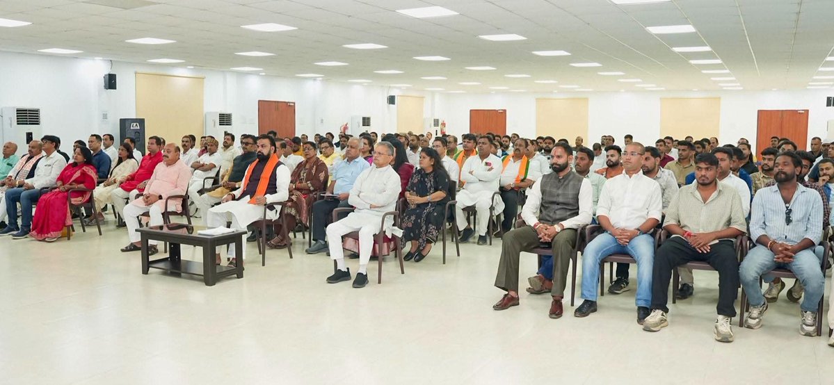 samrat4bjp's tweet photo. लोकसेवक आवास स्थित नेक संवाद सभागार में कार्यकर्ताओं के साथ माननीय प्रधानमंत्री श्री @narendramodi जी के मासिक कार्यक्रम "मन की बात" का प्रेरणादायी उद्बोधन सुना। इस अवसर पर आदरणीय संगठन महामंत्री श्री भीखूभाई दलसानिया जी मौजूद रहे।

माननीय प्रधानमंत्री जी ने "वोकल फॉर लोकल", स्वयं-सहायता समूहों से जुड़ी महिलाओं के सशक्तिकरण, "नशा मुक्त युवा अभियान" तथा 2 अक्टूबर को स्वच्छता अभियान को जनभागीदारी से आगे बढ़ाने का आह्वान किया।

#MannKiBaat #VocalForLocal #NashaMuktYuva #SwachhBharat