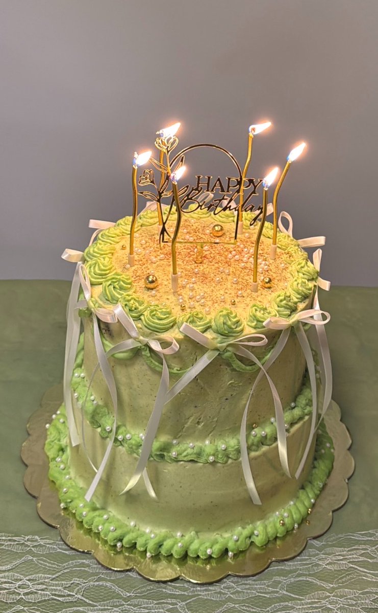 rim98_'s tweet photo. Le gâteau que mon frère a fait pour les 1 an de sa fille 🎂 il a tellement insisté pour le faire il a mis quasi 3 jours il s’est surpassé, c’est trooop mignoooon https://t.co/ZpncaAsZPP