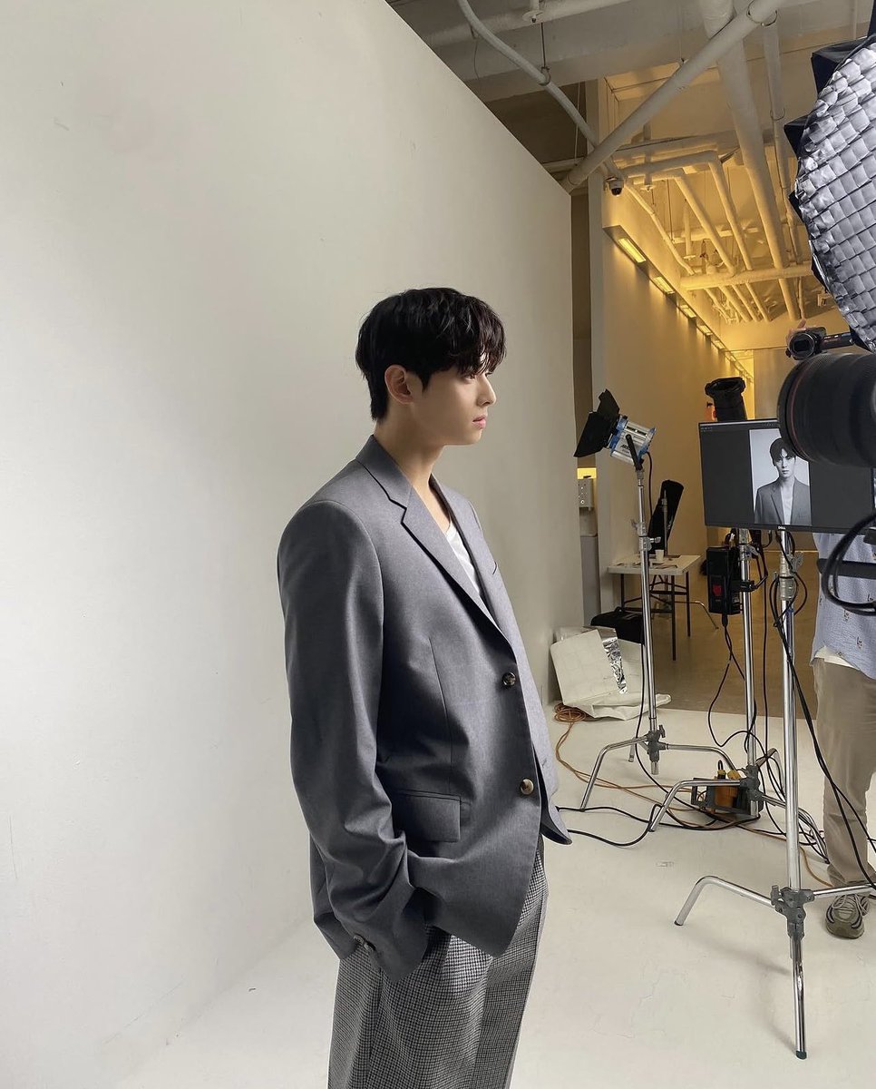 CEWProjects's tweet photo. 26.09.27

Daily military countdown for Eunwoo, marking his journey.

Each day we look back at a moment from Eunwoo’s past on this date, celebrating the memories he has given us over the years while we wait for his return.

Today is Day 427.

On this day 5 years ago — September 27, 2021 🤍
Eunwoo shared these stunning shots from his BEAUTY+ × Fation shoot, giving us both the polished editorial images and glimpses behind the scenes.

From the striking blue backdrop to the timeless black-and-white portraits — such a beautifully simple shoot that let his presence do all the talking.

And somehow, five years later, these shots hardly feel five years old at all. 😊

427 days already behind him — and now only four months to go. 💜

We will be here every day until he returns. ✨

#CHAEUNWOO #차은우
@CHAEUNWOO_offcl