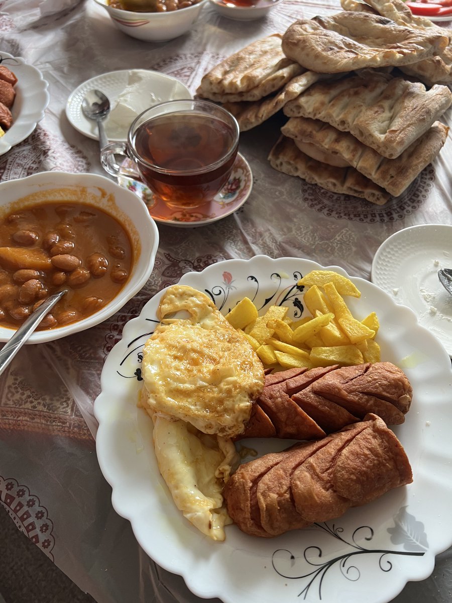 NazaninSafarnia's tweet photo. واقعا عاشق صبحونه هایی ام که جمعه ها خونه مامان میزنیم🪭✨ https://t.co/Z1RJMSfiFu
