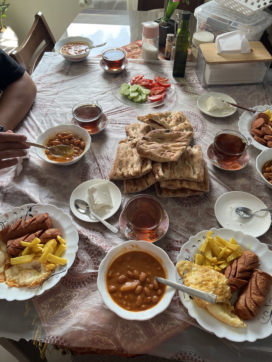 NazaninSafarnia's tweet photo. واقعا عاشق صبحونه هایی ام که جمعه ها خونه مامان میزنیم🪭✨ https://t.co/Z1RJMSfiFu