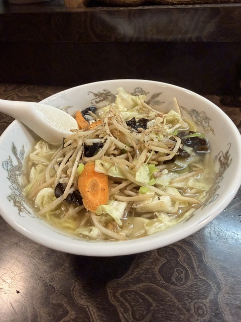 Sunsoleiyu's tweet photo. 以前から、松本　うら町　鶴亀のタンメンを食べたいと思っていました。
ところが、鶴亀さんの一品は量がとても多いので、タンメンまで進まないのです(´;ω;｀)
今日もうっかり頼んだ鶏料理・・・すごいポーション！
仕方なく、タンメンの野菜を減らしてもらいました・・・
細めんのタンメンは美味しかったです(^^♪