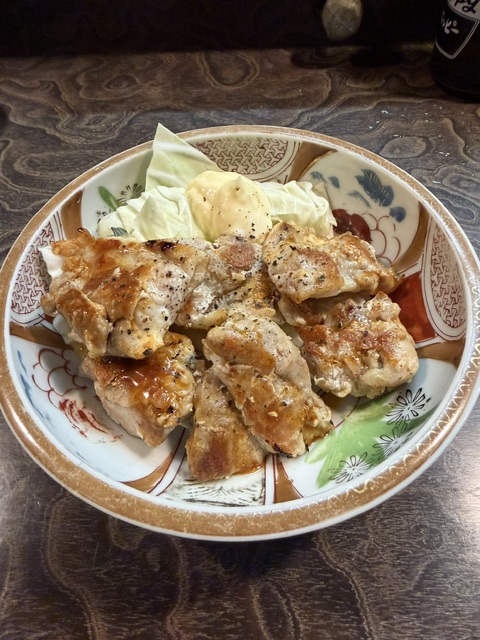 Sunsoleiyu's tweet photo. 以前から、松本　うら町　鶴亀のタンメンを食べたいと思っていました。
ところが、鶴亀さんの一品は量がとても多いので、タンメンまで進まないのです(´;ω;｀)
今日もうっかり頼んだ鶏料理・・・すごいポーション！
仕方なく、タンメンの野菜を減らしてもらいました・・・
細めんのタンメンは美味しかったです(^^♪