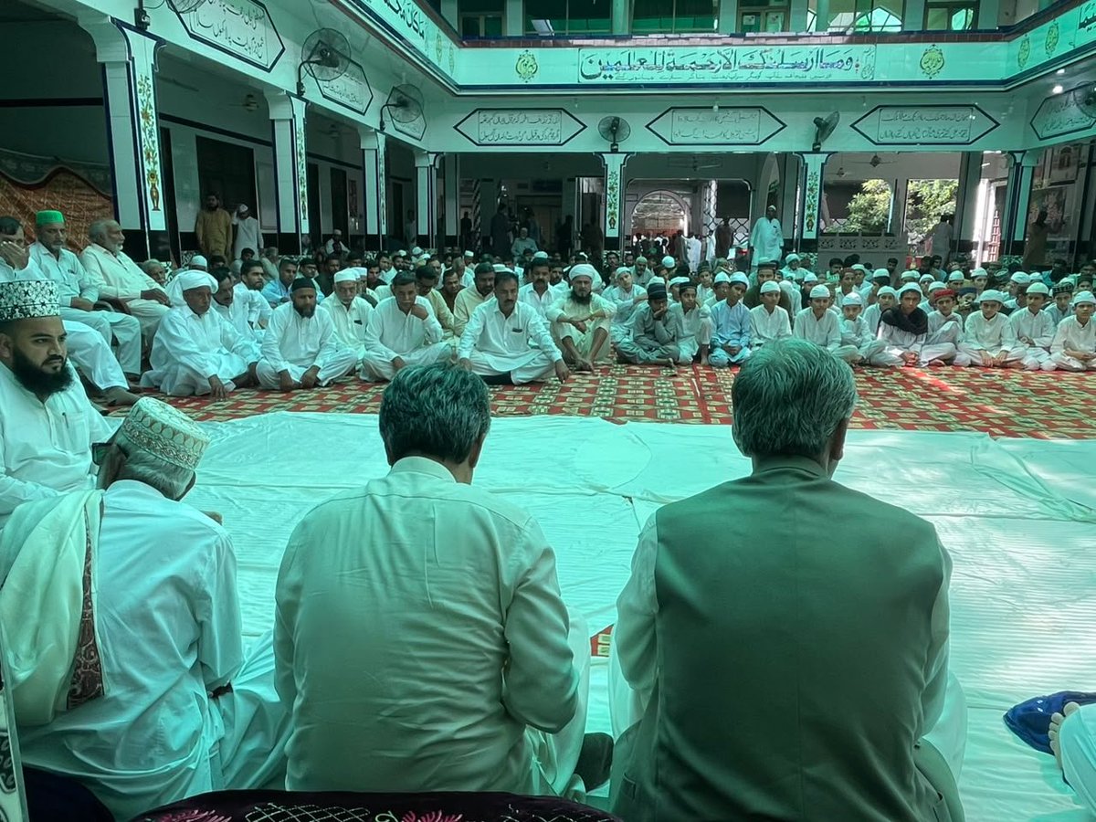 Raashidbvirk's tweet photo. امیدوار این اے 77 راشد ورک، سینئر رہنما پاکستان مسلم لیگ (ن)عرفان مظفر چیمہ اور سینئر رہنما پاکستان مسلم لیگ (ن) الطاف شعیب چیمہ کے ہمراہ کیپٹن ابوذر شہید کے دسویں کی فاتحہ خوانی میں مرکزی جامع مسجد راہوالی شرکت
#Na77 https://t.co/6qvSXT6QvL