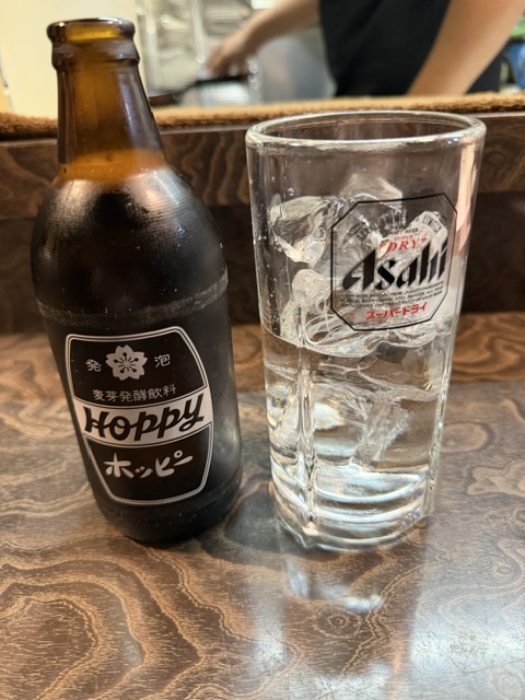Sunsoleiyu's tweet photo. 以前から、松本　うら町　鶴亀のタンメンを食べたいと思っていました。
ところが、鶴亀さんの一品は量がとても多いので、タンメンまで進まないのです(´;ω;｀)
今日もうっかり頼んだ鶏料理・・・すごいポーション！
仕方なく、タンメンの野菜を減らしてもらいました・・・
細めんのタンメンは美味しかったです(^^♪