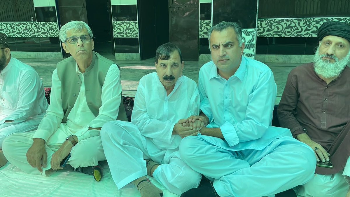 Raashidbvirk's tweet photo. امیدوار این اے 77 راشد ورک، سینئر رہنما پاکستان مسلم لیگ (ن)عرفان مظفر چیمہ اور سینئر رہنما پاکستان مسلم لیگ (ن) الطاف شعیب چیمہ کے ہمراہ کیپٹن ابوذر شہید کے دسویں کی فاتحہ خوانی میں مرکزی جامع مسجد راہوالی شرکت
#Na77 https://t.co/6qvSXT6QvL