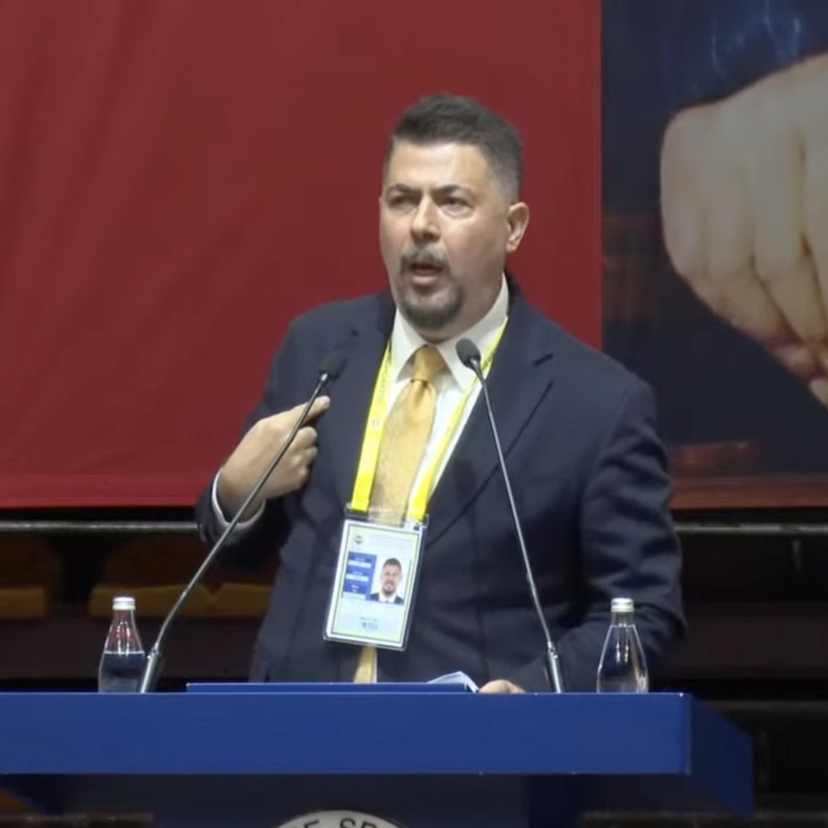 TekYolFener's tweet photo. Sadettin Saran dönemi yöneticisi İlker Alkun: "Neyi çaldık, neyi yedik? Biz Ali Koç'a karşı seçim kazandık! Siz, Ali Koç'a iki kez kaybettiniz." https://t.co/dpDvX3jNuo