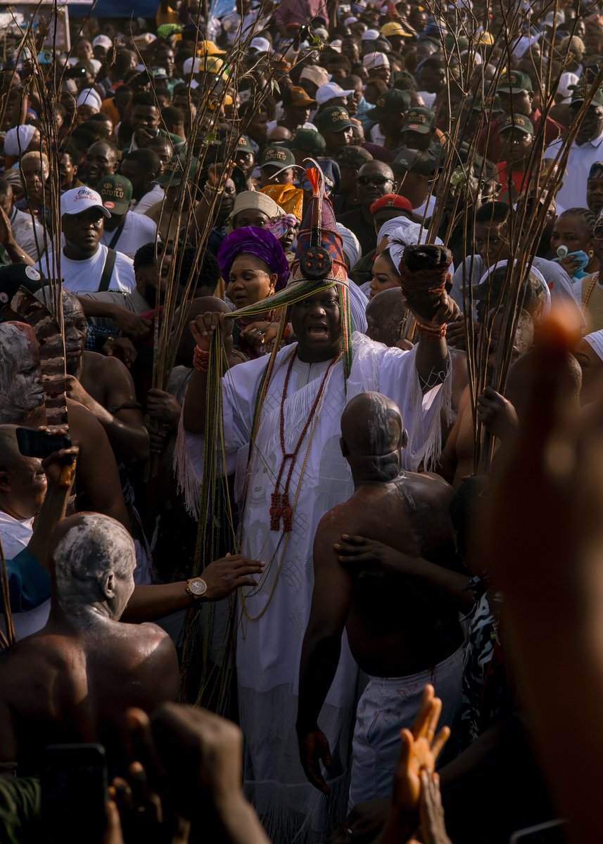 thesametoluwase's tweet photo. The sacred Aare crown is not just a royal fashion... It is a symbol of the powerful existence of the Yoruba race

The Oonirisa steps out yesterday with the sacred Ade Aare.

Photos taken by Me 🚀 https://t.co/M2dFijDPzO