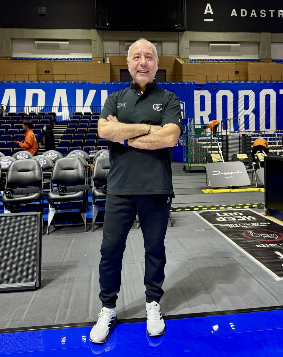 greecejapan's tweet photo. B. LEAGUE PREMIER｜三遠ネオフェニックスは今週金・日に水戸で開催の2026-27シーズン初戦・茨城ロボッツ戦を82-90、75-81で勝利！昨シーズンに続きACを務める🇬🇷マギラス氏から、試合後ブースターの皆さまに向けてとびきりのスマイルをいただきました！フォトレポートは近日公開です｜📷GreeceJapan https://t.co/kAR7VhDK9u