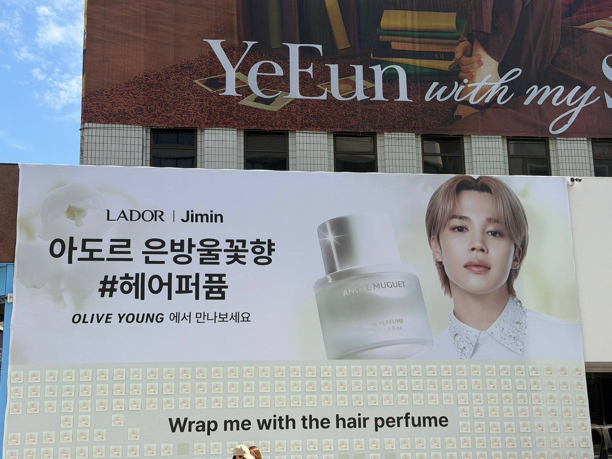 TangerineOfBTS's tweet photo. 💌 Un nuevo anuncio de Jimin , como Embajador Global de LADOR ha sido exhibido en la pared exterior del Edificio Hanseo, ubicado frente a Olive Young en Seongsu-dong!

DATO CURIOSO 👀
Han puesto muestras en la instalación y te puedes acercar y tomarlas 😊✨ https://t.co/ZPIaVvX06P