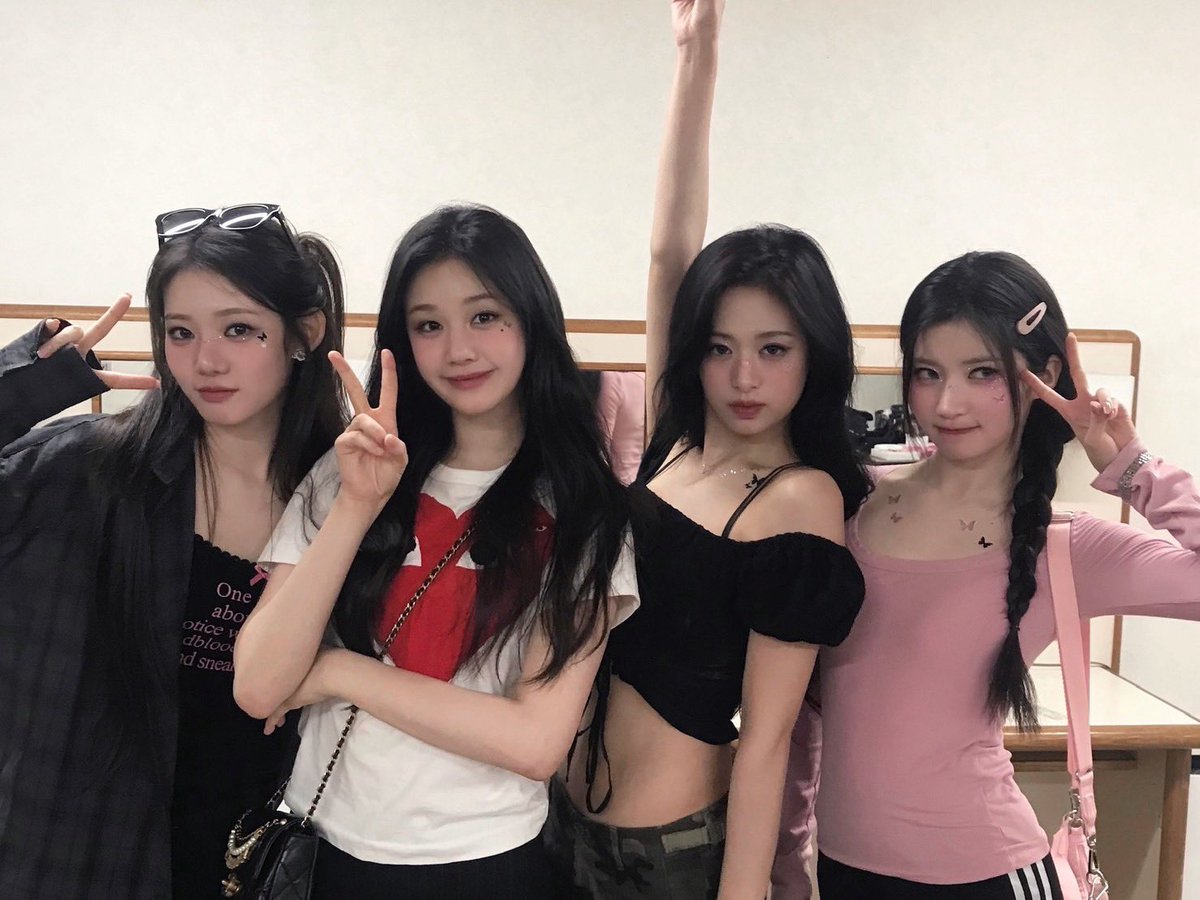 DeeRiita's tweet photo. 미녀들 모임 https://t.co/w3jSVbpnHq
