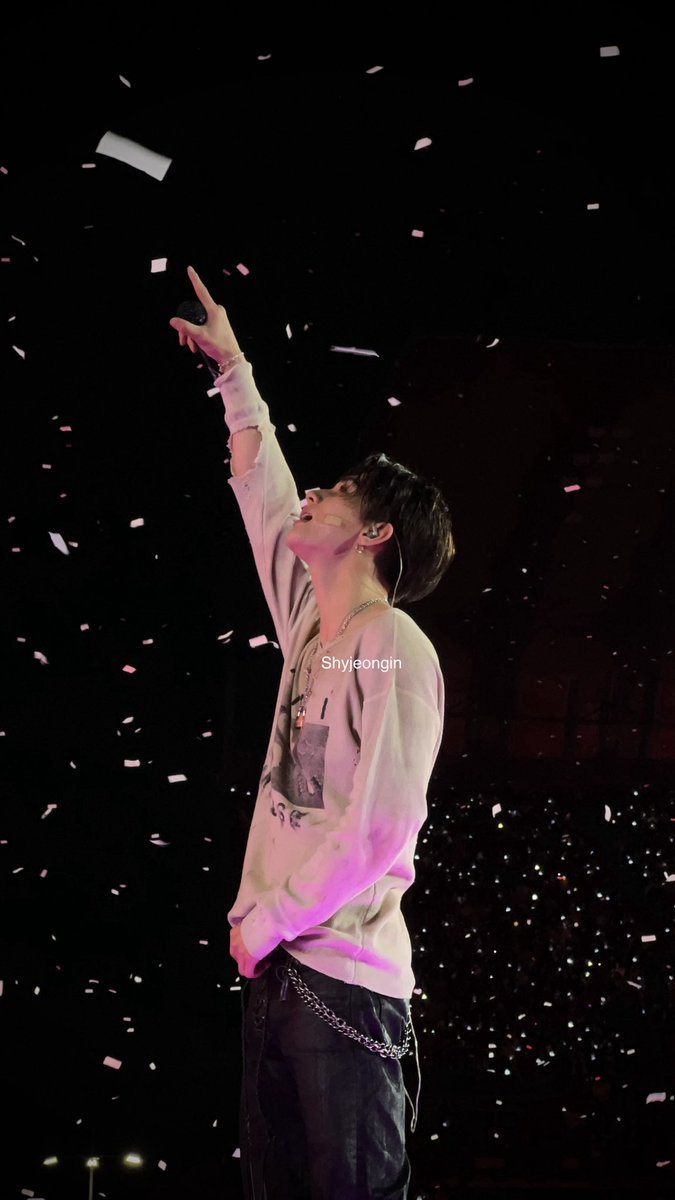shyjeongin's tweet photo. Le tome esta foto a hyunjin mientras él admiraba el confeti y blueprint estaba sonando, hyunjin se miraba muy feliz 😭 deseo que siempre sea feliz, te quiero mucho Hyunjin https://t.co/YR1GXv8AnD