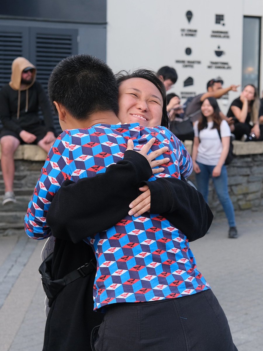 ElfriedeMixpz7's tweet photo. Just hugged my old college buddy after 3 years apart—nothing beats these random, laughter-filled catch-up moments!， https://t.co/hRyO0fh0f7