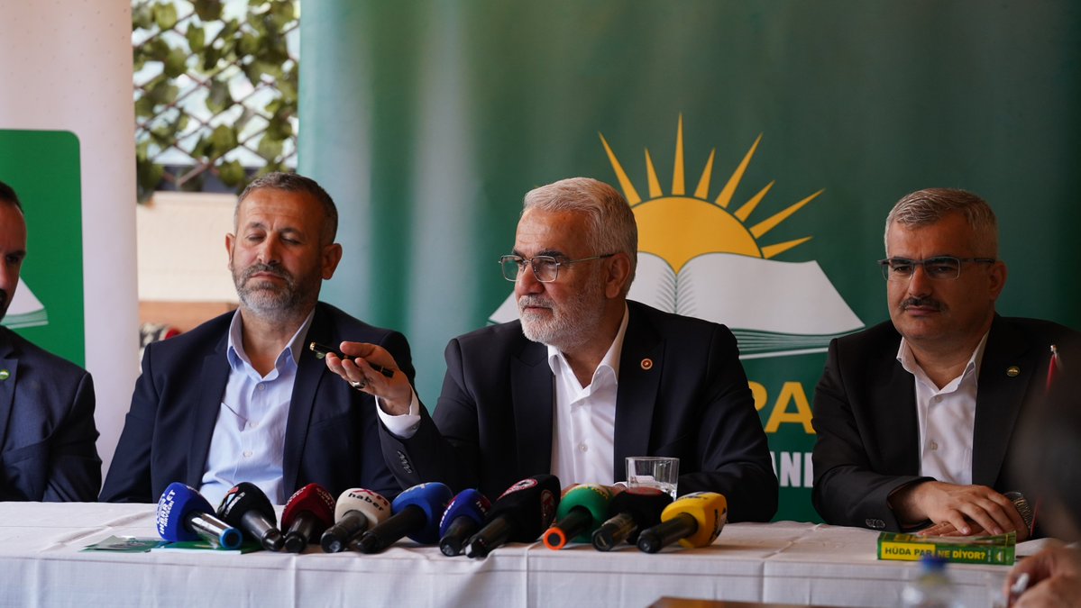 HurDavaPartisi's tweet photo. 📍Kayseri

Genel Başkanımız Sayın Zekeriya Yapıcıoğlu, yerel ve ulusal medya kuruluşlarının temsilcileriyle basın toplantısında bir araya geldi.

Genel Başkanımız toplantıda; Gazze, yeni anayasa, borsadaki fon krizi, asgari ücret ve emekli aylıkları ilgili değerlendirmelerde bulundu.
