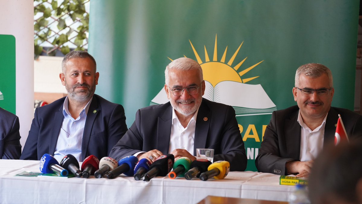 HurDavaPartisi's tweet photo. 📍Kayseri

Genel Başkanımız Sayın Zekeriya Yapıcıoğlu, yerel ve ulusal medya kuruluşlarının temsilcileriyle basın toplantısında bir araya geldi.

Genel Başkanımız toplantıda; Gazze, yeni anayasa, borsadaki fon krizi, asgari ücret ve emekli aylıkları ilgili değerlendirmelerde bulundu.