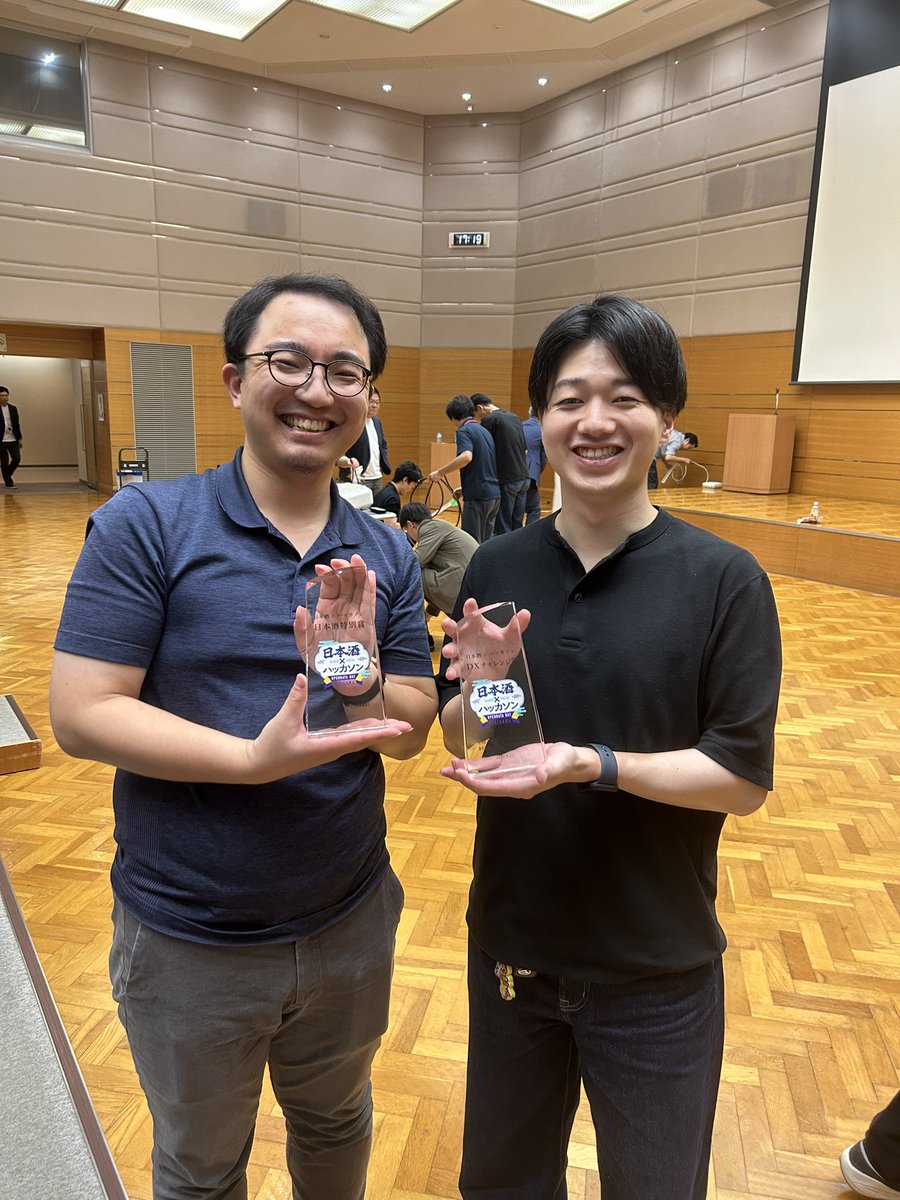 shiba__kotaro's tweet photo. 北陸大現役学生&amp;OBで参加した日本酒×ハッカソン🍶✨

なんと『DXチャレンジ賞』を受賞しました🏆学生とともに3か月間頑張って良かったです！！

@_Chasoso さんも賞をとり、W受賞！！Ambassador同士で写真撮りました📷

#いしかわの日本酒をアプデしまっし 
#TableauAmbassador 
#Tableau https://t.co/OxLF70Yl0X