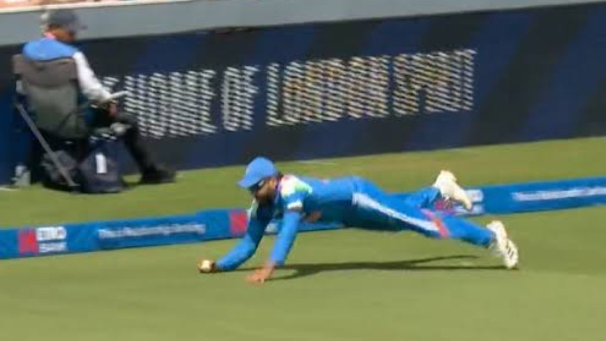 SelflessCricket's tweet photo. Rohit Sharma craze in Kerala is on another level.

Man just collected the ball and the crowd started roaring like MS Dhoni had entered the stadium. 🥶🐐 https://t.co/kLnQUehZ0X