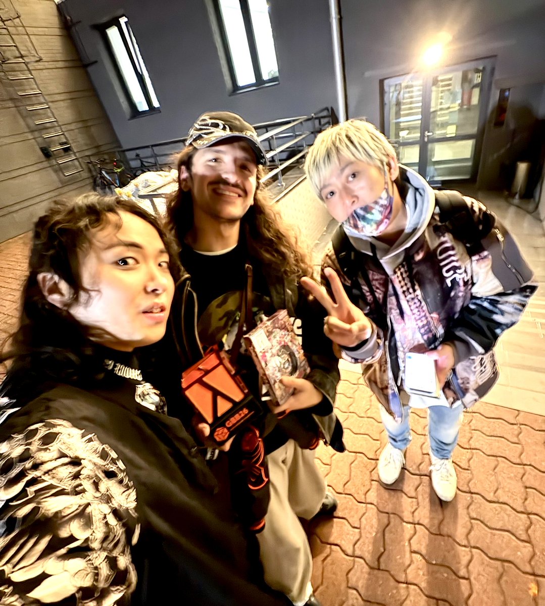 Mi_Hi_0215's tweet photo. 丸一日近くでたくさんの学びを。

2人から感じたこと、学んだこと、とてもたくさん。

KAJI 、衣装に僕を選んでくれて本当にありがとう。

RIVER'が子供の頃、たまごっちやってたみたいで僕のコラボたまごっちあげました。

まだ余韻の中にいます。

#GBB26 #mitsuhirohiguchi https://t.co/MpTI9sfQNx
