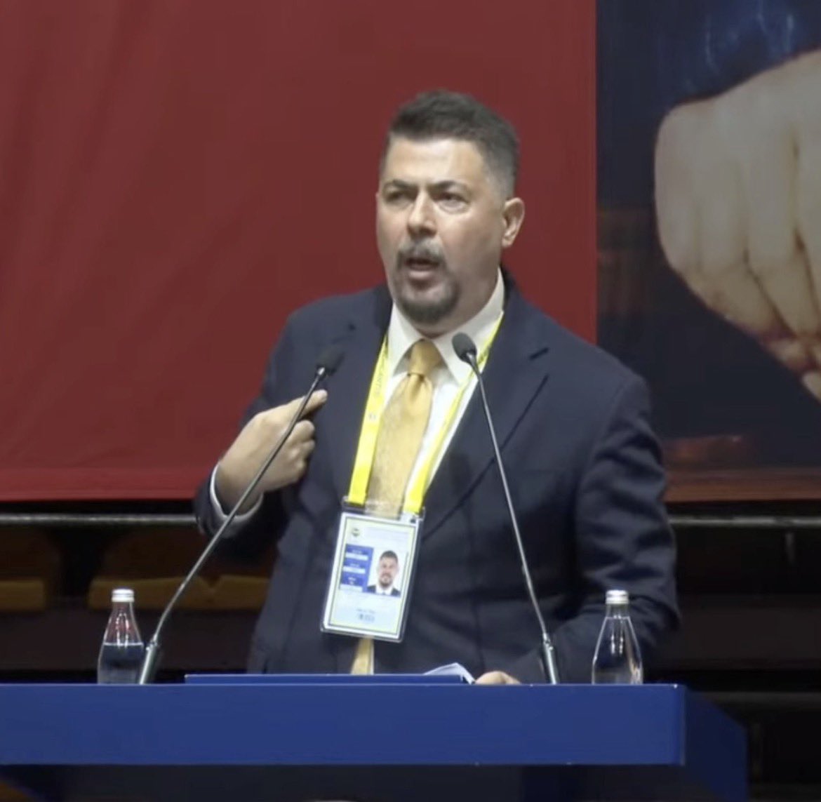 6serefkaybi's tweet photo. Adama çaldı çırptı iması yapılıp konuşunca Şekip Mosturoğlu ve Aziz Yıldırım tarafından susturulmaya çalışılıyor.
HAYIRDIR SİZ KİMSİNİZ ? https://t.co/o0VBPBlCTE
