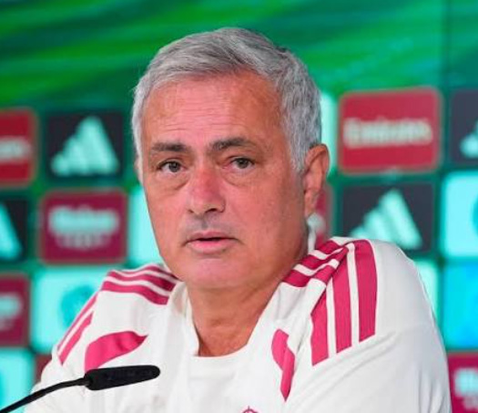 WinamaxSport's tweet photo. - C’est une très grave blessure, Mbappé manquera le Clasico ainsi que tous les matchs importants jusqu’au Ballon d'or. 
- Ah merde.
- Il sera toutefois là contre Santander, l'AEK Athènes et Alavès. https://t.co/nAR4xgYj59