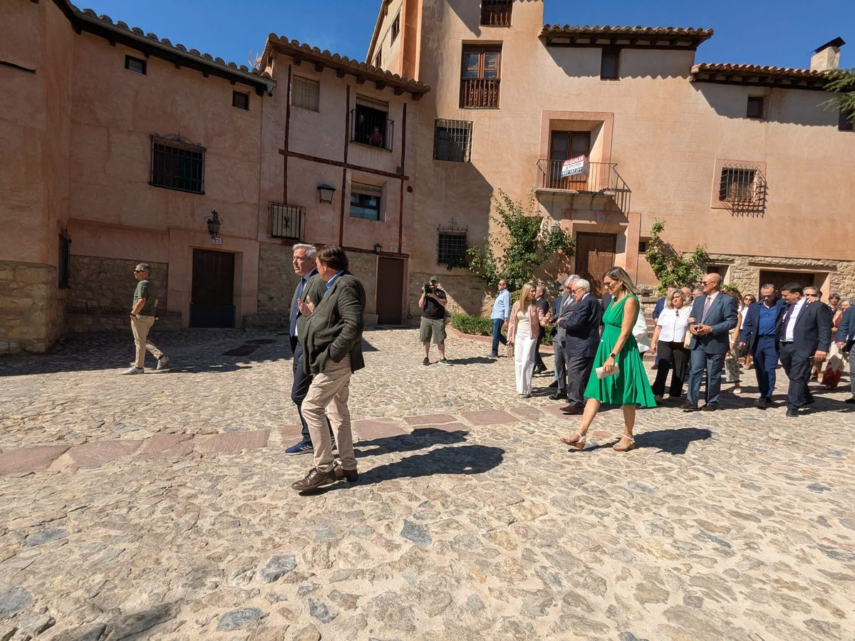 TeruelExiste_'s tweet photo. Celebramos con la Fundación Santa María de Albarracín sus tres décadas de trabajo riguroso y excepcional, que la han convertido en referencia cultural y patrimonial de la comunidad, desde #Teruel 
¡Enhorabuena @fsmalbarracin ! https://t.co/P2prPgA0PI