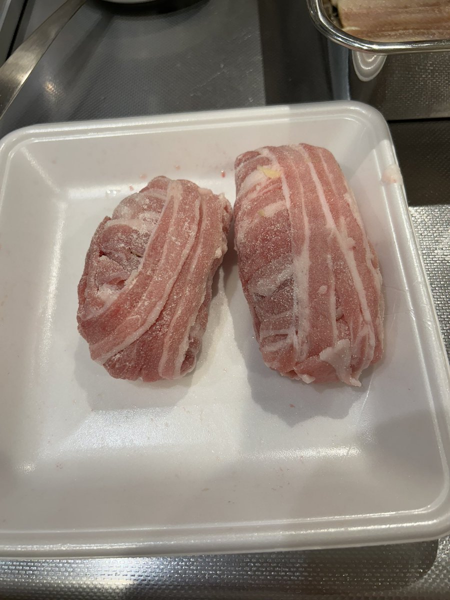 bh5dn11a's tweet photo. 旦那様に頼んだ豚バラ肉が思ってたのよりちょっと細かったので肉巻きがこんなんになった https://t.co/Dbm5zYjw6J