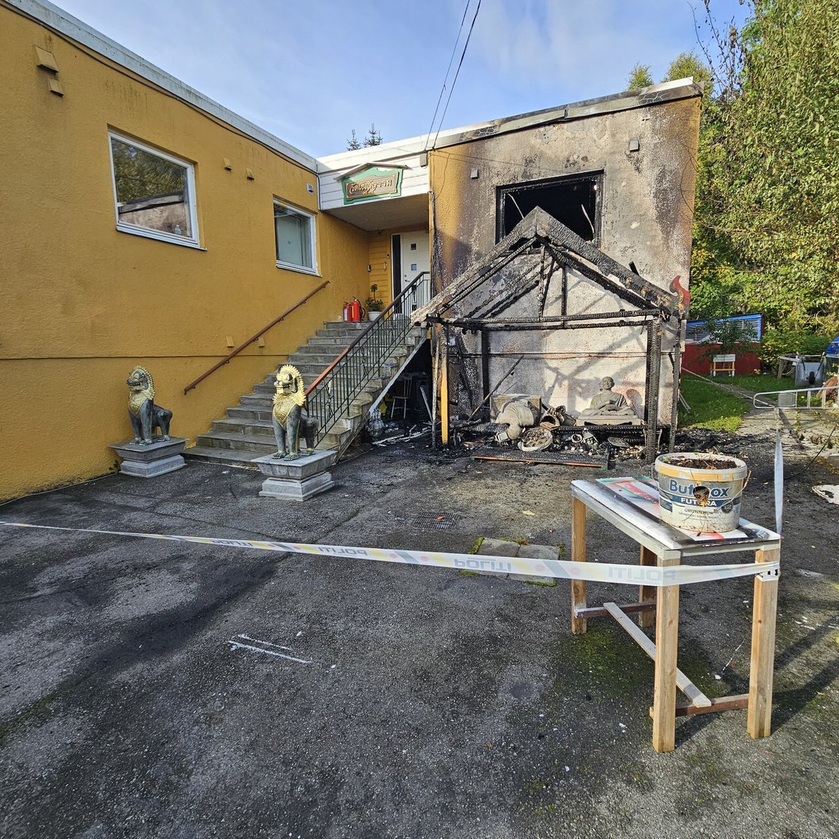 Sunnmorecom's tweet photo. Kåre Stig Nøstdal: Brann i buddhistisk tempel - elleve personer evakuert - RÅ24 

Nødetatene rykket ut kl. 00.28 etter melding om brann i det buddhistiske tempelet på Gåseid. Det brenner i et bygg tilknyttet tempelet, og det er fare for spredning. Ingen … https://t.co/TNoDNKp4qG https://t.co/uS1poAqhJb