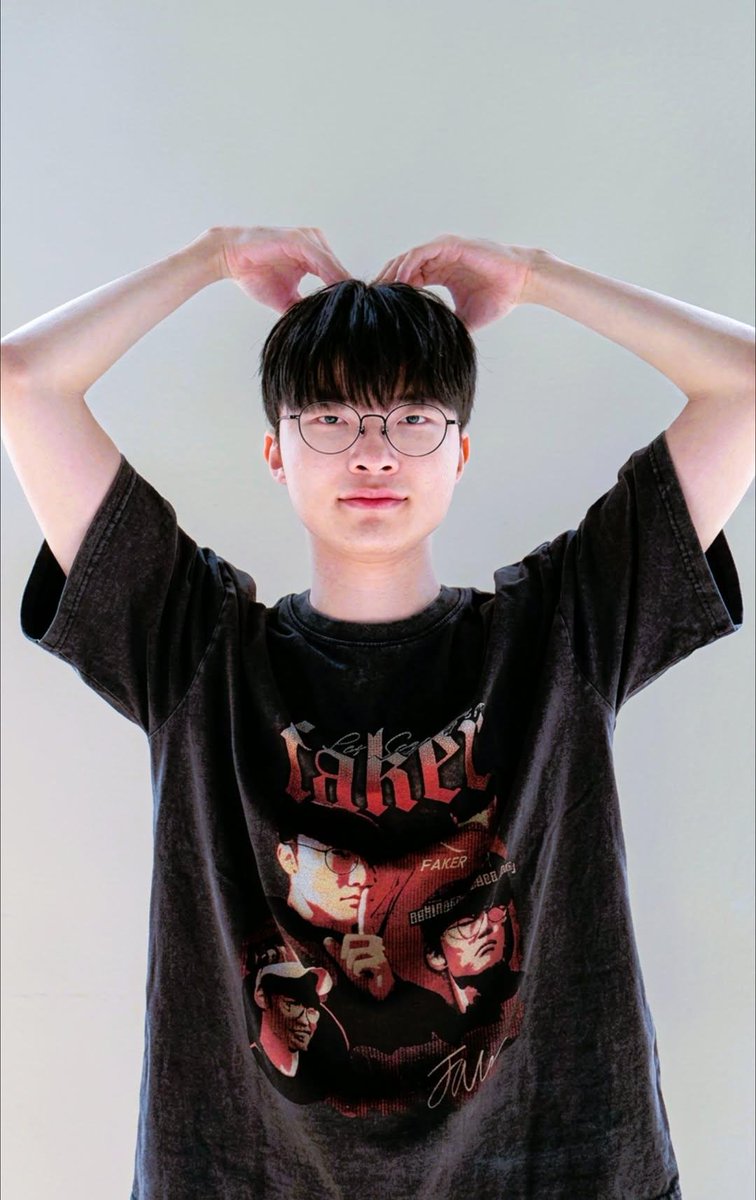 fakerlegacy's tweet photo. these pics are the definition of 'refreshing'. He looks so cute and fresh
진짜 시원하네 🍃

📷 https://t.co/YRDLRWYIVh https://t.co/uLsWBXr6aB