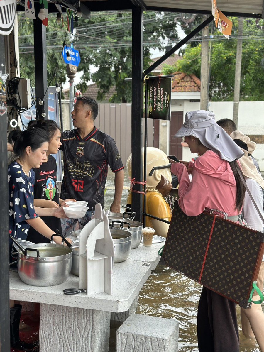 FHERO4REAL's tweet photo. วันนี้หม่าล่าสะโบมั้ย แจกขนมจีนฟรีจ้า พี่น้องชาวรัชดา 32 หรือชุมชนละแวกนั้นสามารถมารับได้เลย พรุ่งนี้แจกอีกวันตั้งแต่ 11.00 น. นะครับ สู้ไปด้วยกันครับ https://t.co/BmL5BCxoId