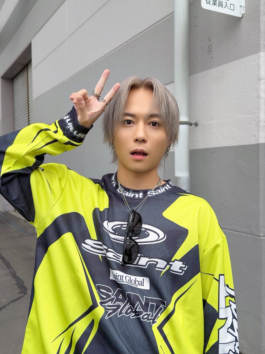 sgmttky_sw's tweet photo. 初めて髪をシルバーにした杉本さん。 https://t.co/qRQhJVUfLF