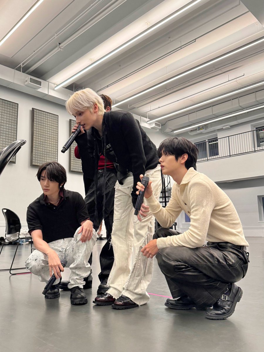 txt_sarangdan2's tweet photo. 글로벌 시티즌 @ 연습실 좋았다 ㅋㅋ https://t.co/krfGA1NR8c