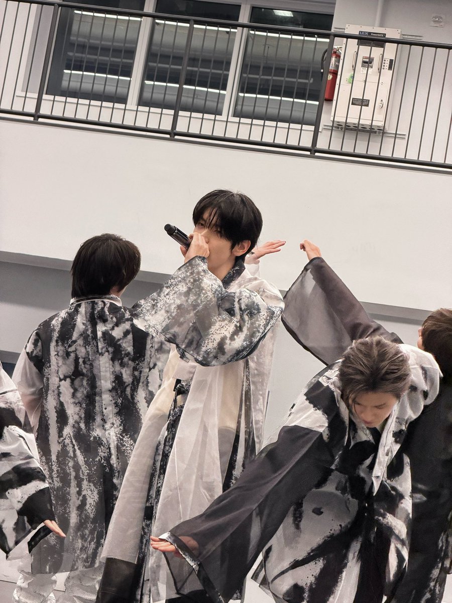 txt_sarangdan2's tweet photo. 글로벌 시티즌 @ 연습실 좋았다 ㅋㅋ https://t.co/krfGA1NR8c