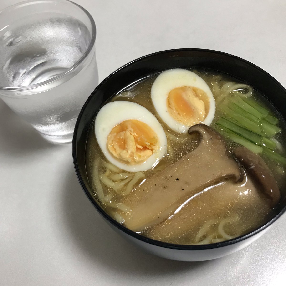 ataru_a_y's tweet photo. 今日はお誕生日。
お祝い膳はマルちゃん正麺です。
ちなみに前夜祭は出前一丁。
「出前一丁安いな」と買ったらもっと安いチャルメラ発見。
「チャルメラ安いじゃん」と買ったら更に安いマルちゃん発見。
「マルちゃん(ryの三段論法で我が家のラーメンBOXがエルサレム化したのでラーメン祭り開催ちぅ。 https://t.co/vmLHDOZ2wB