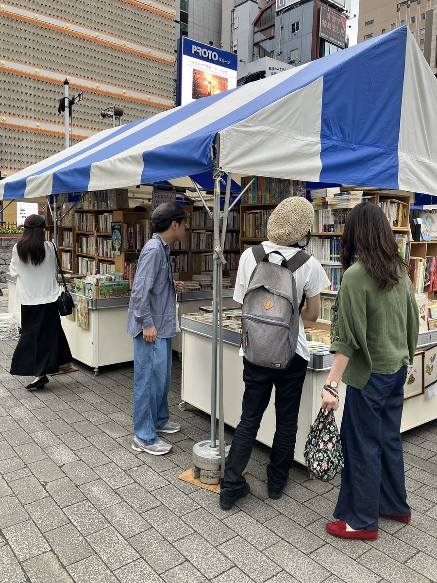 furuhonnonki's tweet photo. 新橋古本まつり並べ終わりました！会期は明日からですかプレオープンしてます。今回はSL真ん前です🚂

↑ここまで入力して放置してました。本日は終了しましたが明日から6���間よろしくお願いします

📚🍺新橋古本市🍺📚

2026年9月28日(月)-10月3日(土)
10時-20時（最終日は18時まで）
新橋駅前SL広場 https://t.co/8bY8s8zkDq