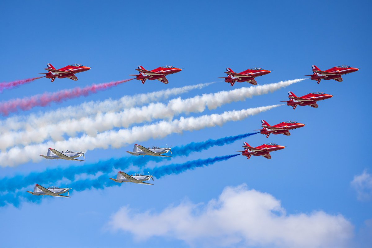 rafredarrows's tweet photo. Among friends and families at the Red Arrows’ home of RAF Waddington yesterday. Glorious skies for the Royal Air Force Aerobatic Team’s display and mixed formation flypast with the Irish Air Corps Silver Swallows

#RedArrows | #RAF | #Waddington | #SilverSwallows | #IrishAirCorps https://t.co/XKUINIf5wj