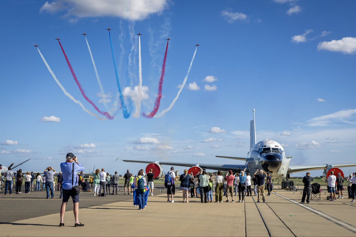 rafredarrows's tweet photo. Among friends and families at the Red Arrows’ home of RAF Waddington yesterday. Glorious skies for the Royal Air Force Aerobatic Team’s display and mixed formation flypast with the Irish Air Corps Silver Swallows

#RedArrows | #RAF | #Waddington | #SilverSwallows | #IrishAirCorps https://t.co/XKUINIf5wj