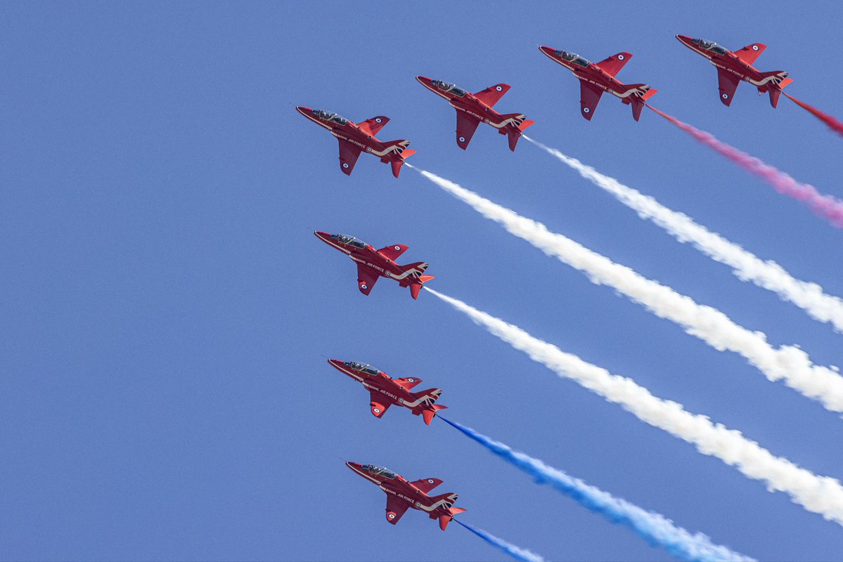 rafredarrows's tweet photo. Among friends and families at the Red Arrows’ home of RAF Waddington yesterday. Glorious skies for the Royal Air Force Aerobatic Team’s display and mixed formation flypast with the Irish Air Corps Silver Swallows

#RedArrows | #RAF | #Waddington | #SilverSwallows | #IrishAirCorps https://t.co/XKUINIf5wj